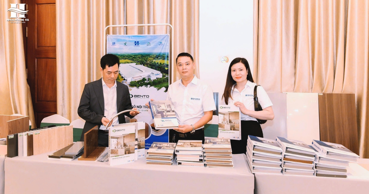 Nhựa Hoàng Hà tham gia sự kiện “Sẵn Sàng Tiên Phong – Hướng Tới Tương Lai Xanh” cùng NPP Đức Phúc GN tại Ninh Bình, trưng bày các dòng tấm nhựa nội thất BENTO, GP, VF và phụ kiện đồng bộ.