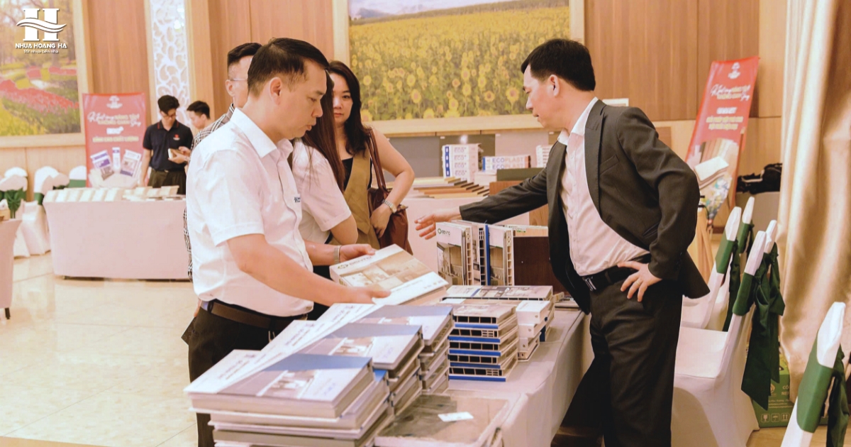 Nhựa Hoàng Hà tham gia sự kiện “Sẵn Sàng Tiên Phong – Hướng Tới Tương Lai Xanh” cùng NPP Đức Phúc GN tại Ninh Bình, trưng bày các dòng tấm nhựa nội thất BENTO, GP, VF và phụ kiện đồng bộ.