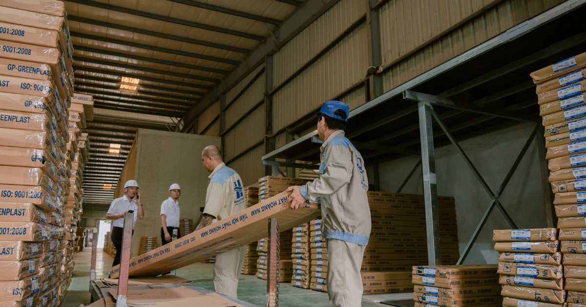 Khám phá quy trình sản xuất tấm nhựa nội thất hiện đại tại Nhựa Hoàng Hà, đảm bảo chất lượng và độ bền cho từng sản phẩm.