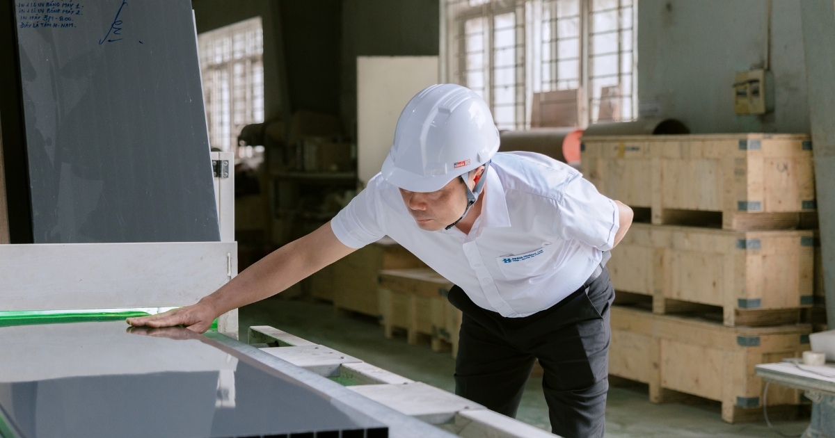 Khám phá quy trình sản xuất tấm nhựa nội thất hiện đại tại Nhựa Hoàng Hà, đảm bảo chất lượng và độ bền cho từng sản phẩm.