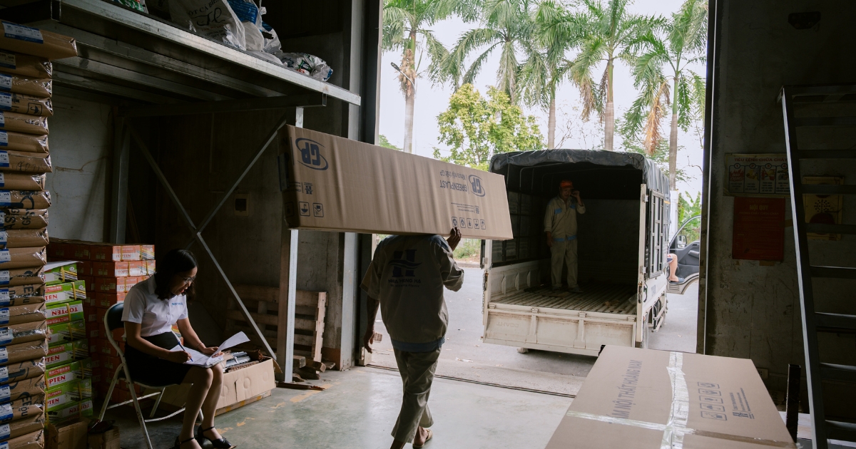 Khám phá quy trình sản xuất tấm nhựa nội thất hiện đại tại Nhựa Hoàng Hà, đảm bảo chất lượng và độ bền cho từng sản phẩm.